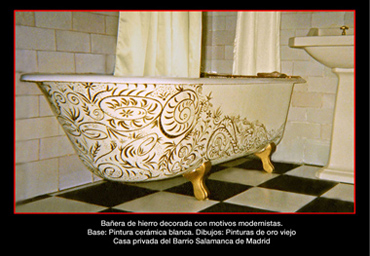 Bañera de hierro decorada con motivos modernistas